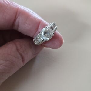 Quality Silver Band Ring with Clear Gemstone. Sz 7 - 7-1/2